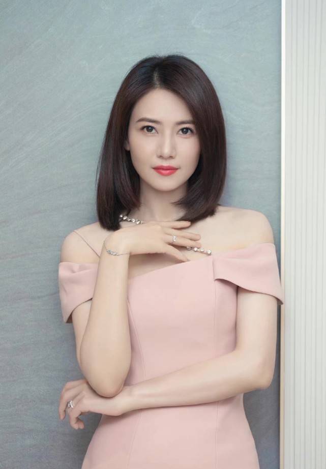 女儿 高圆圆女儿正面罕曝光！脸圆润可爱更像赵又廷，气质却与妈妈媲美
