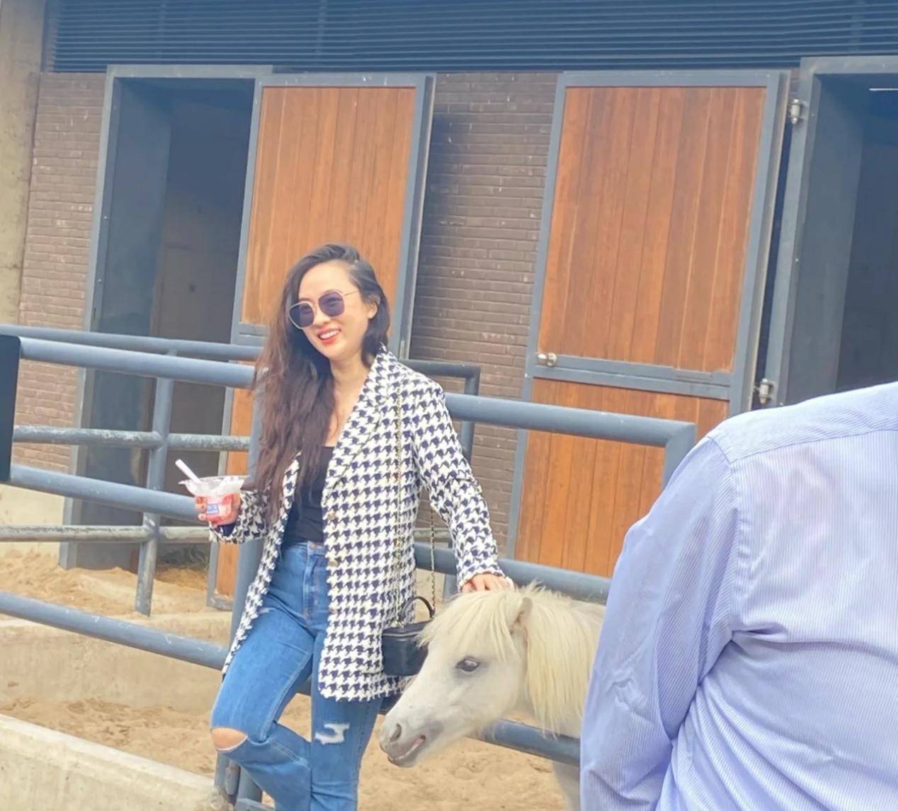 霍思燕 霍思燕海边遛狗被偷拍，穿外套拎上万包打扮似阔太，旺夫脸比老公大