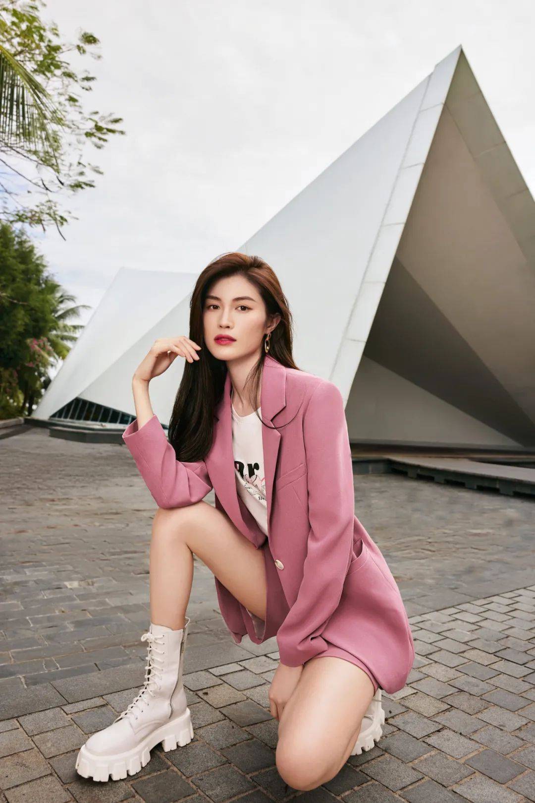 设计 关晓彤的身材一般人学不来，西服下全是美腿，宁波女孩：实在太养眼！