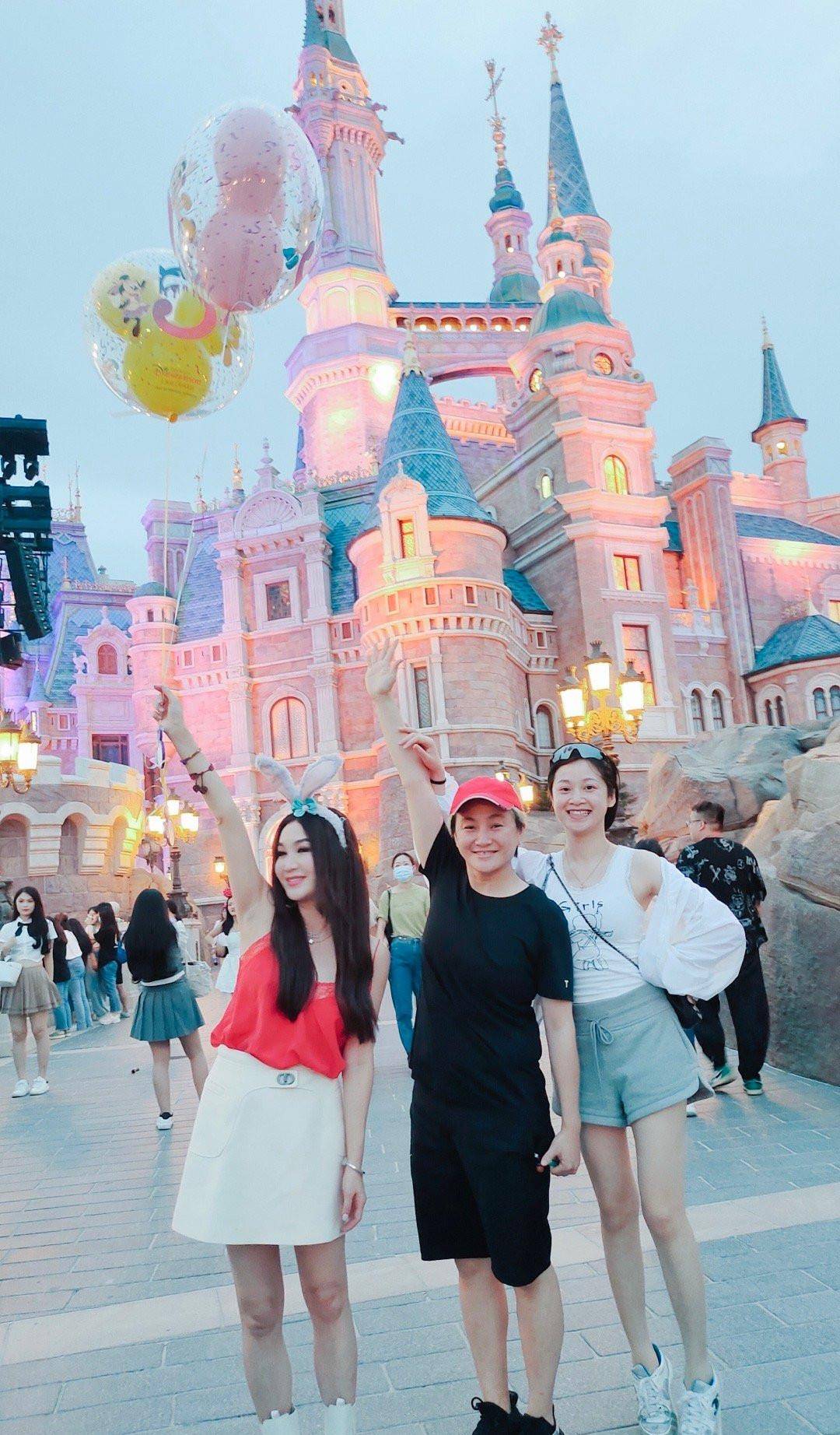 身材 55岁温碧霞仍没有“老去的意思”，穿红色吊带游环球影城，真减龄