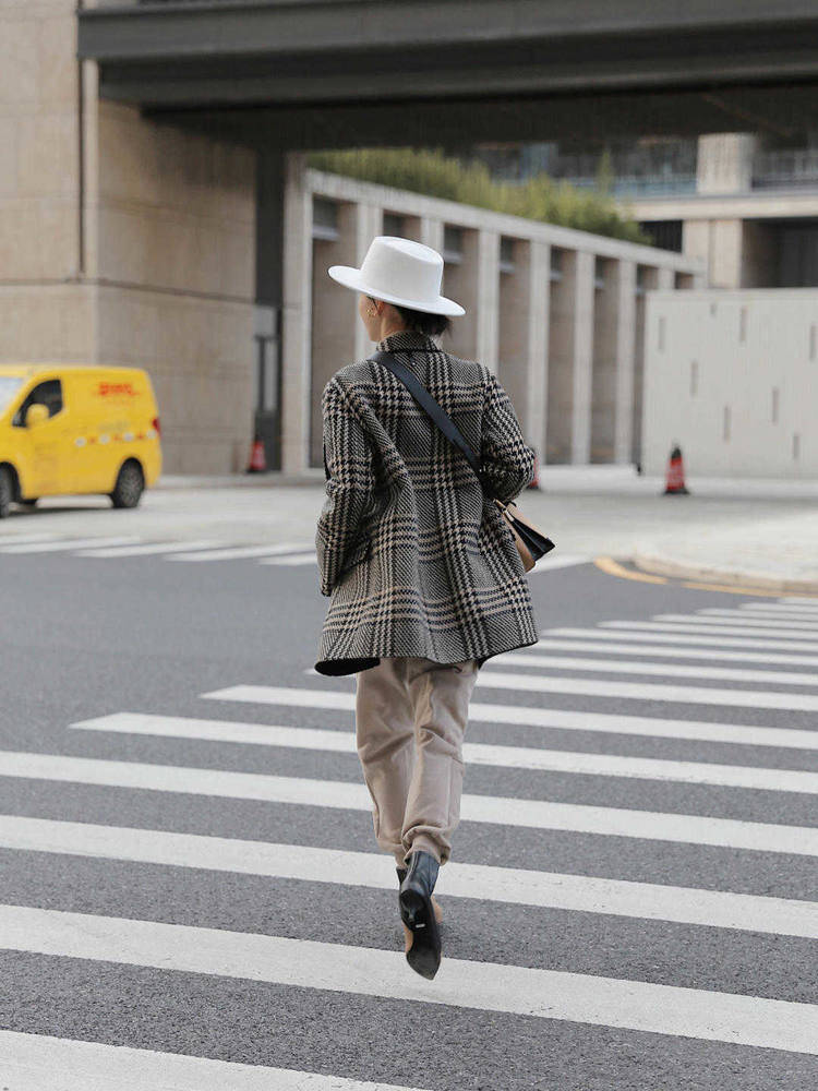 毛衣 格纹大衣的穿搭，看起来干净利索