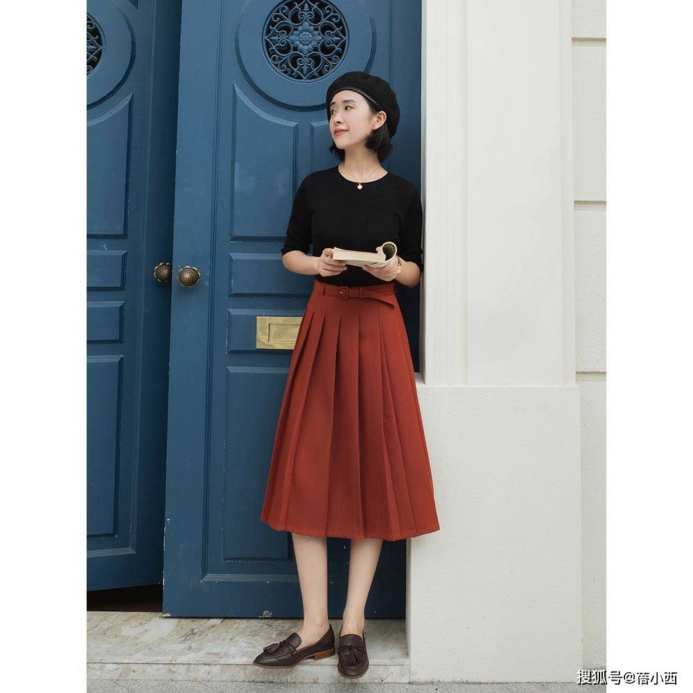 黑色 秋天穿衣色彩怎样搭配才时髦?穿搭公式“红+黑”,高级又洋气
