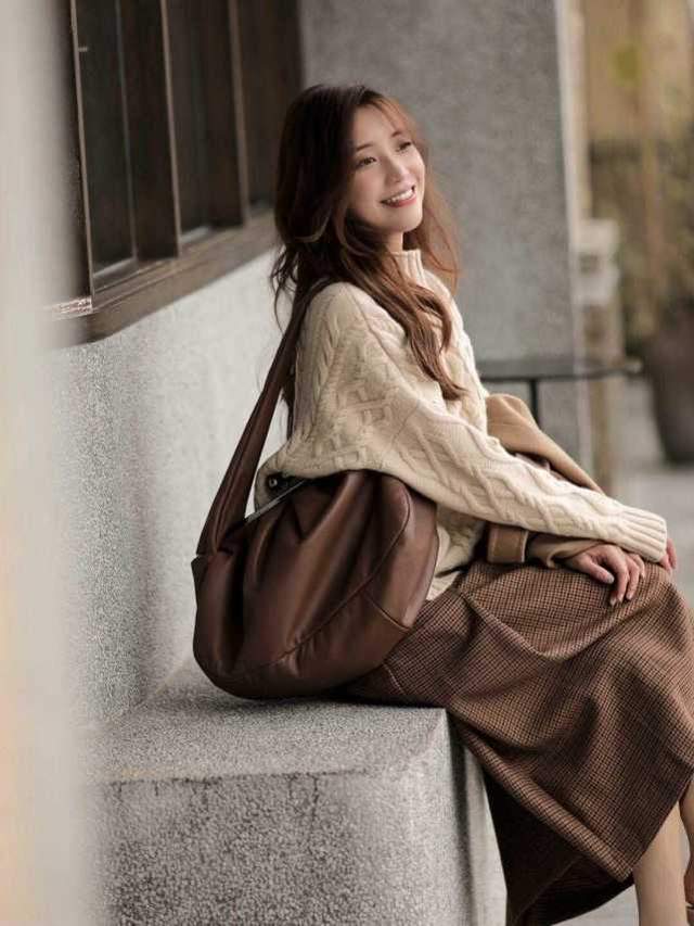 毛衣 秋冬大衣穿搭指南，搭配毛衣和牛仔裤，小个子女生也能穿出高级感