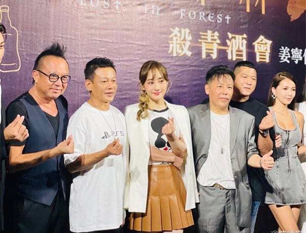 廓形 陈德容是倒着长吗？穿玫瑰色西装玩“下衣失踪”，看着顶多20出头