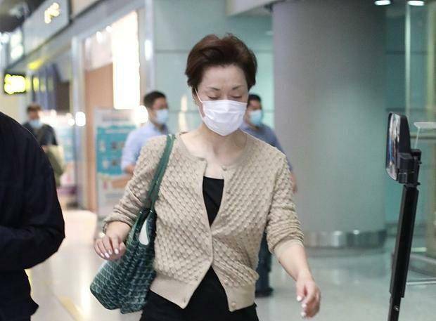 帆布鞋 58岁毛阿敏现身机场，背7000名包搭配帆布鞋，走出豪门阔太的气质