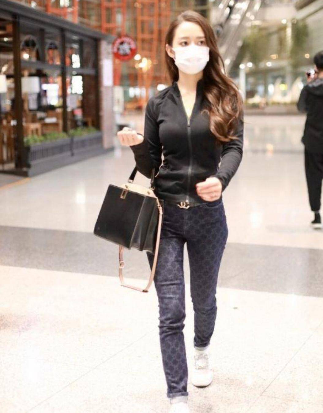 名牌 吉娜一身名牌现身机场，爱马仕腰带加上古驰背包，婚后生活好滋润