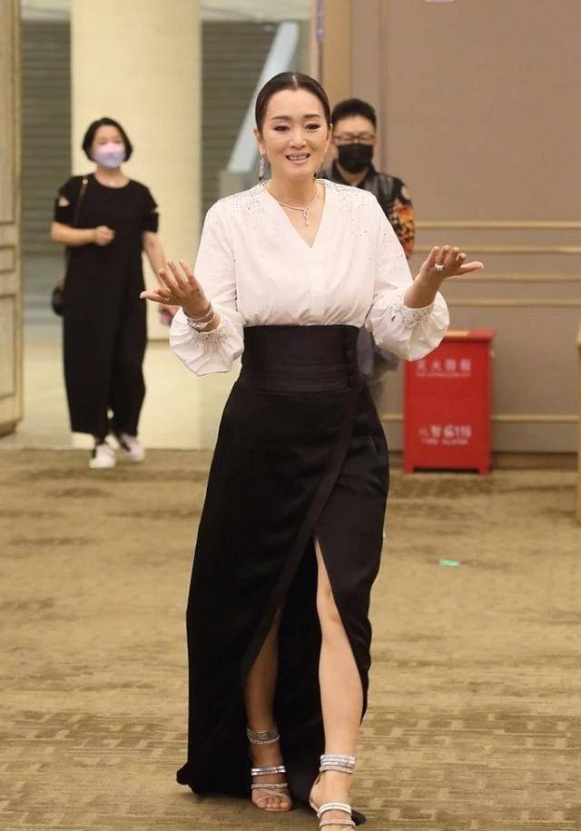 身材 “大骨架”身形要如何穿，学巩俐这样搭配，时髦减龄又不拖沓！