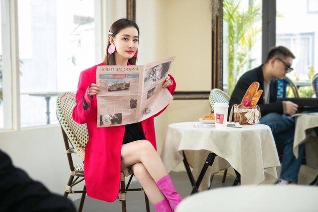廓形 陈德容是倒着长吗？穿玫瑰色西装玩“下衣失踪”，看着顶多20出头