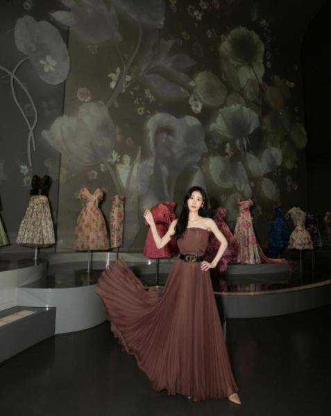 设计 张碧晨瘦成“纸片人”，穿无袖长裙都撑不满，却意外减龄显少女