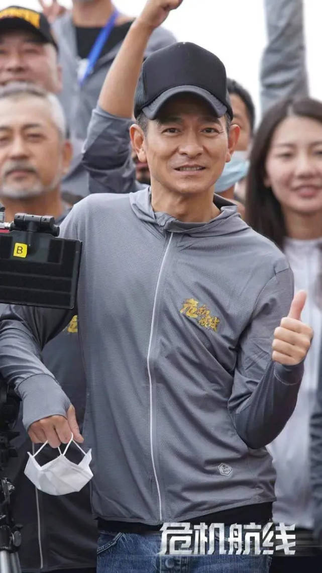 吴京|60岁的刘德华依然拼命,两部电影一起拍,每部都是大制作