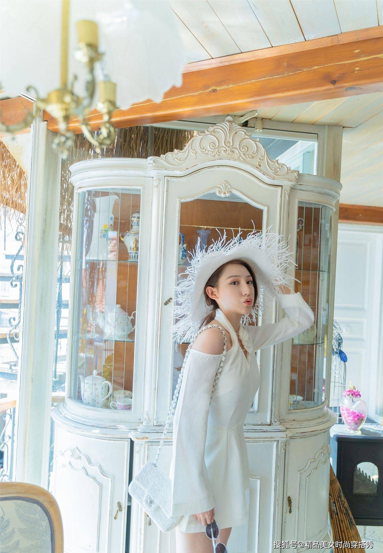 姐妹 小姐姐身穿白色挂脖连衣裙,露出精致的香肩,时尚又百搭