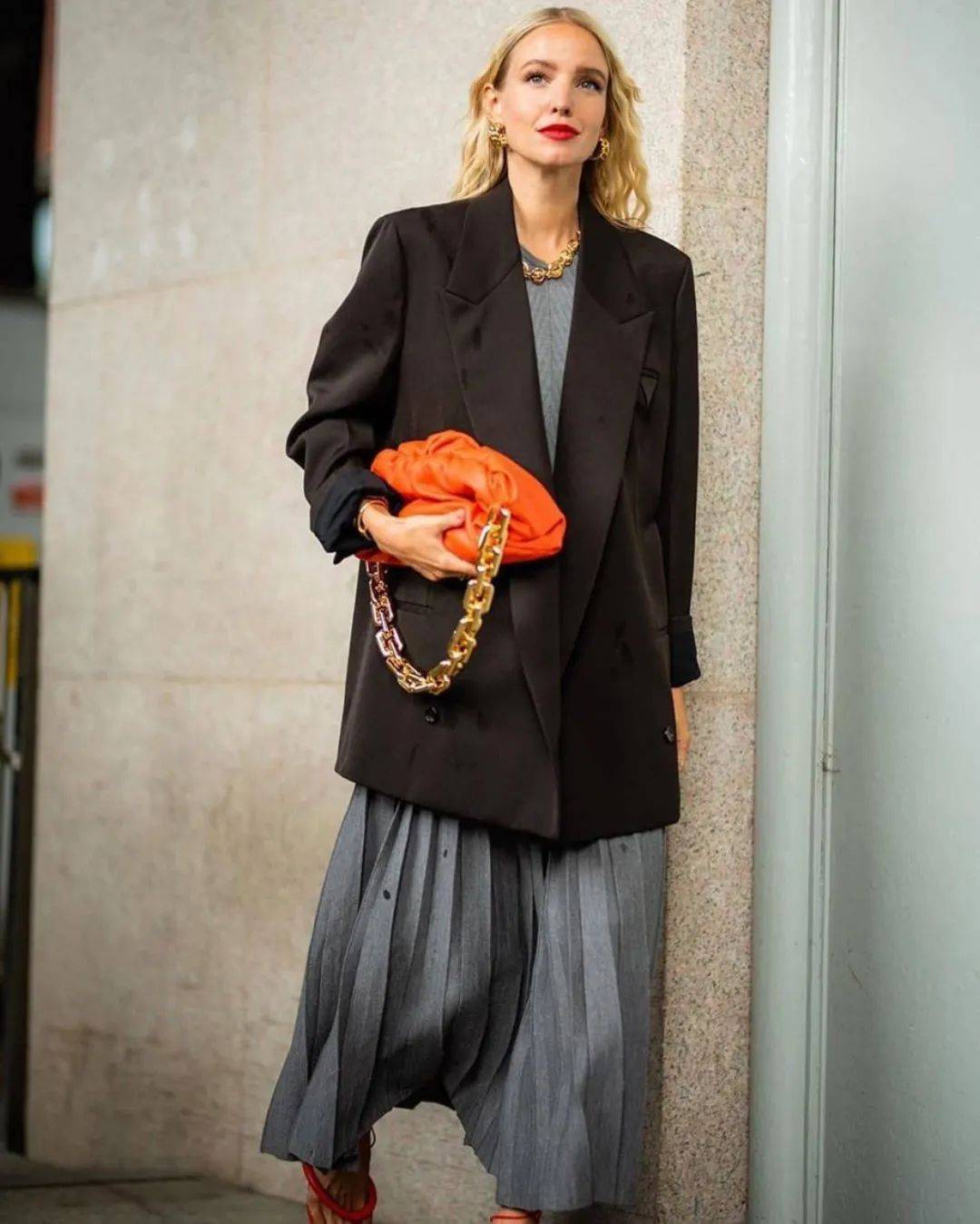 设计 关晓彤的身材一般人学不来，西服下全是美腿，宁波女孩：实在太养眼！