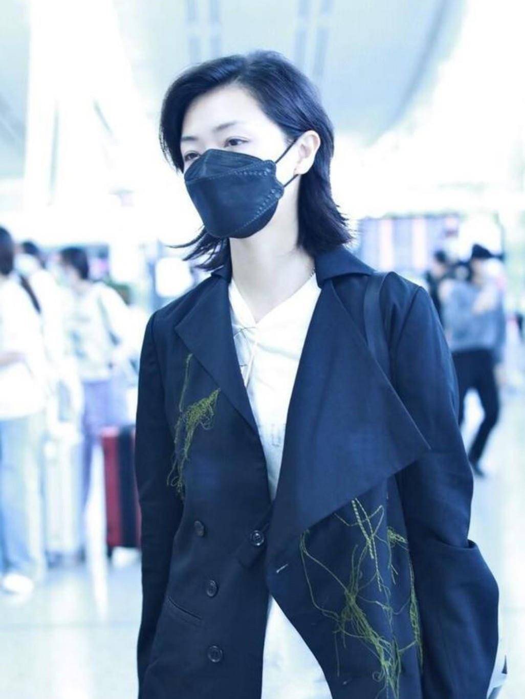 黑色 万茜穿工装裤现身机场,飒爽造型回头率十足,有点韩国男团的感觉