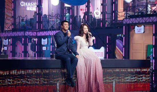 霍思燕 霍思燕海边遛狗被偷拍，穿外套拎上万包打扮似阔太，旺夫脸比老公大