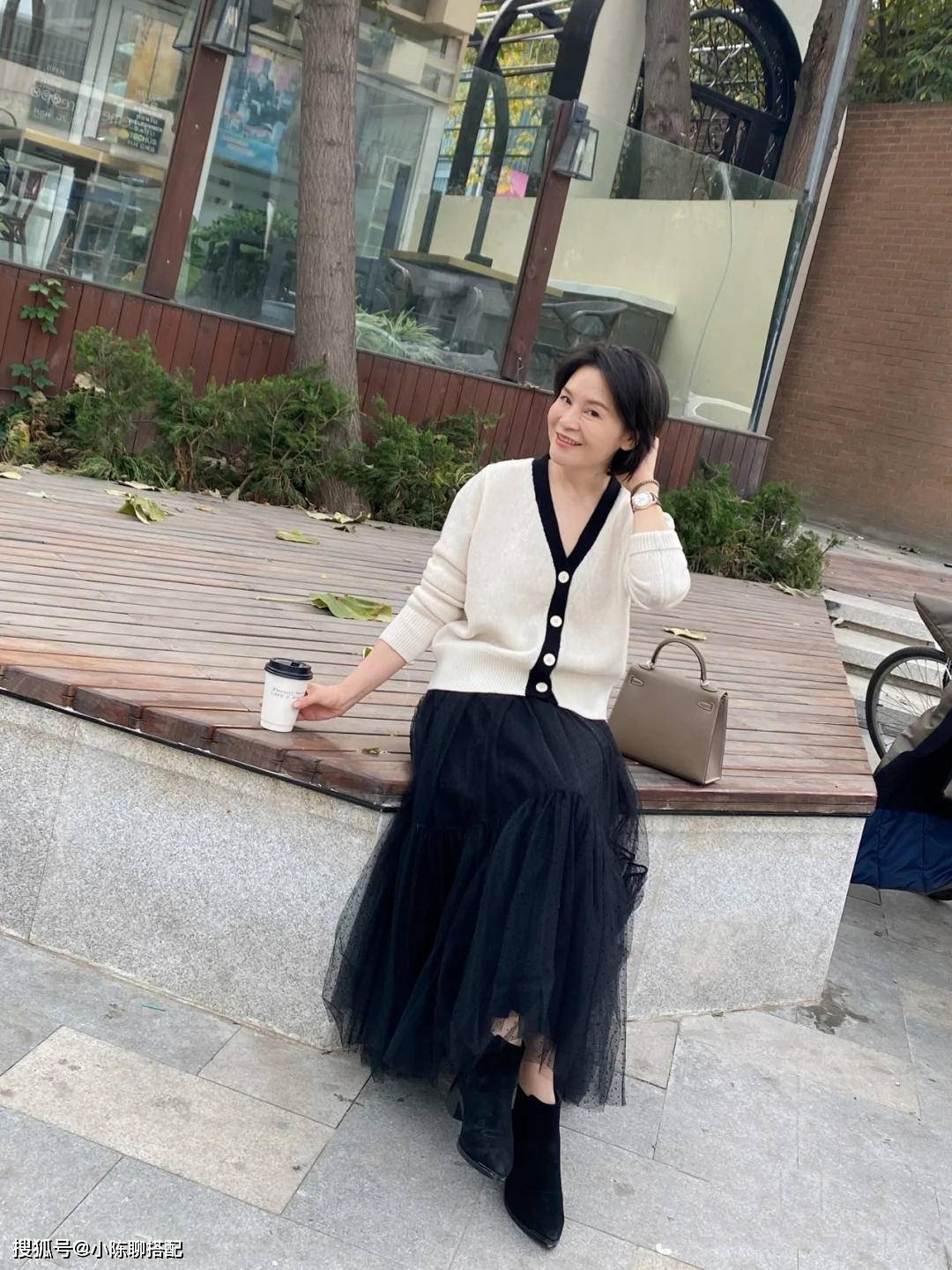 秘密 今秋“毛衣+半裙”凭什么时髦？穿衣高手的时髦秘密，关键在这里