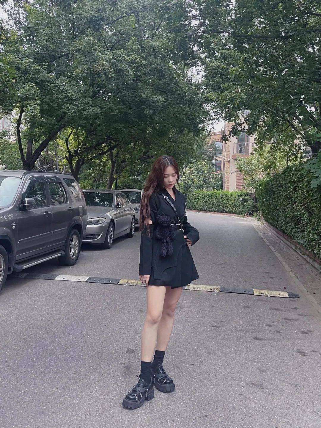 设计 关晓彤的身材一般人学不来，西服下全是美腿，宁波女孩：实在太养眼！