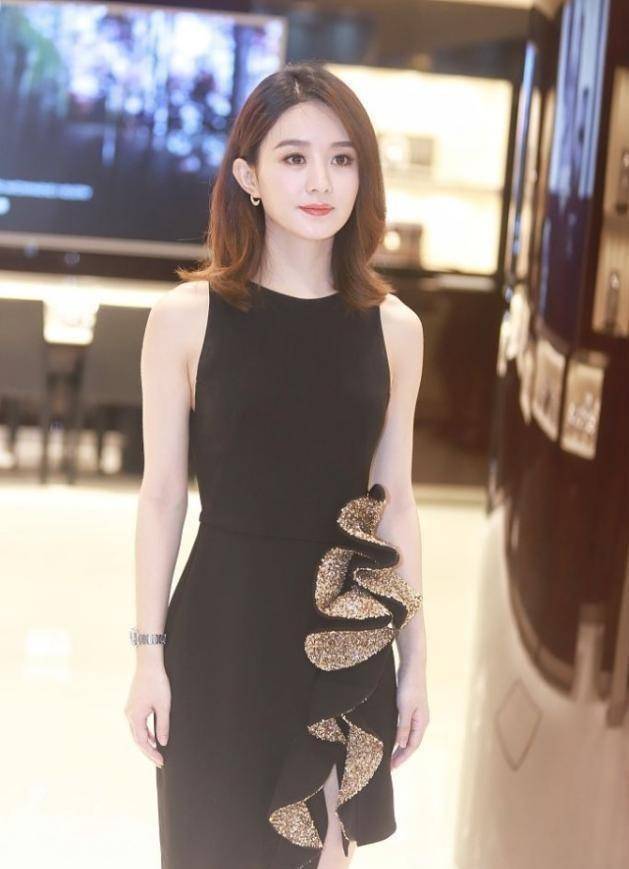 黑色 33岁赵丽颖穿衣真大胆，穿黑纱透视裙亮相，尺度刚好显高级