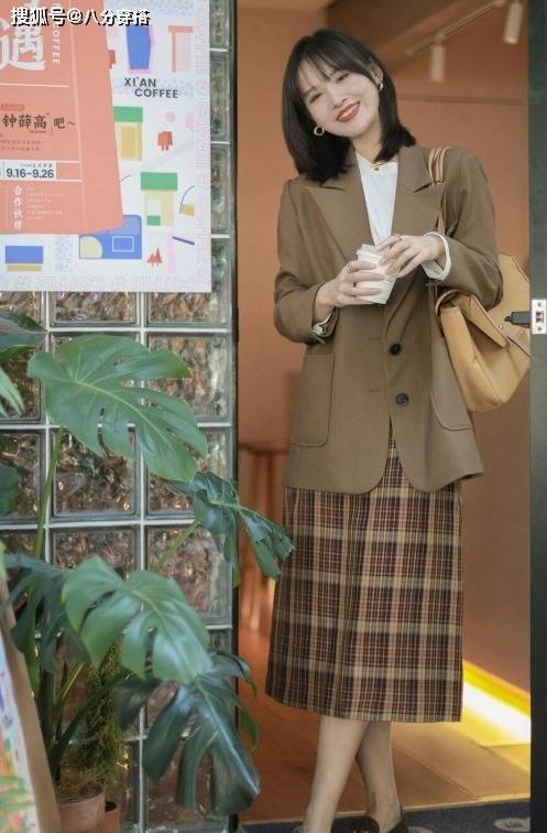 身材 秋天穿“格纹裙”更优雅,教你N种搭配思路,时髦百搭又不挑人