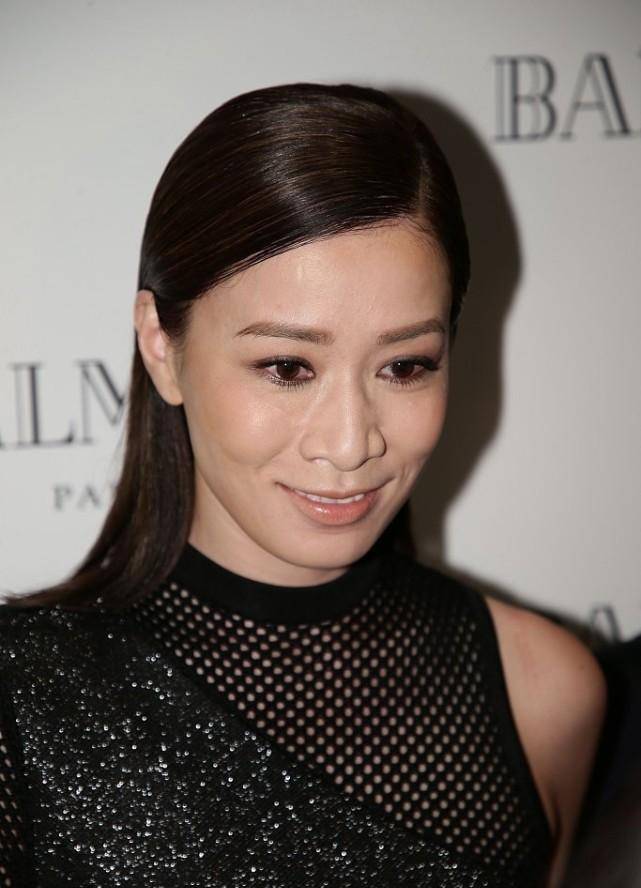 黑色 佘诗曼的气质真够绝的，穿紧身裙曲线适中，但气质感觉好高级