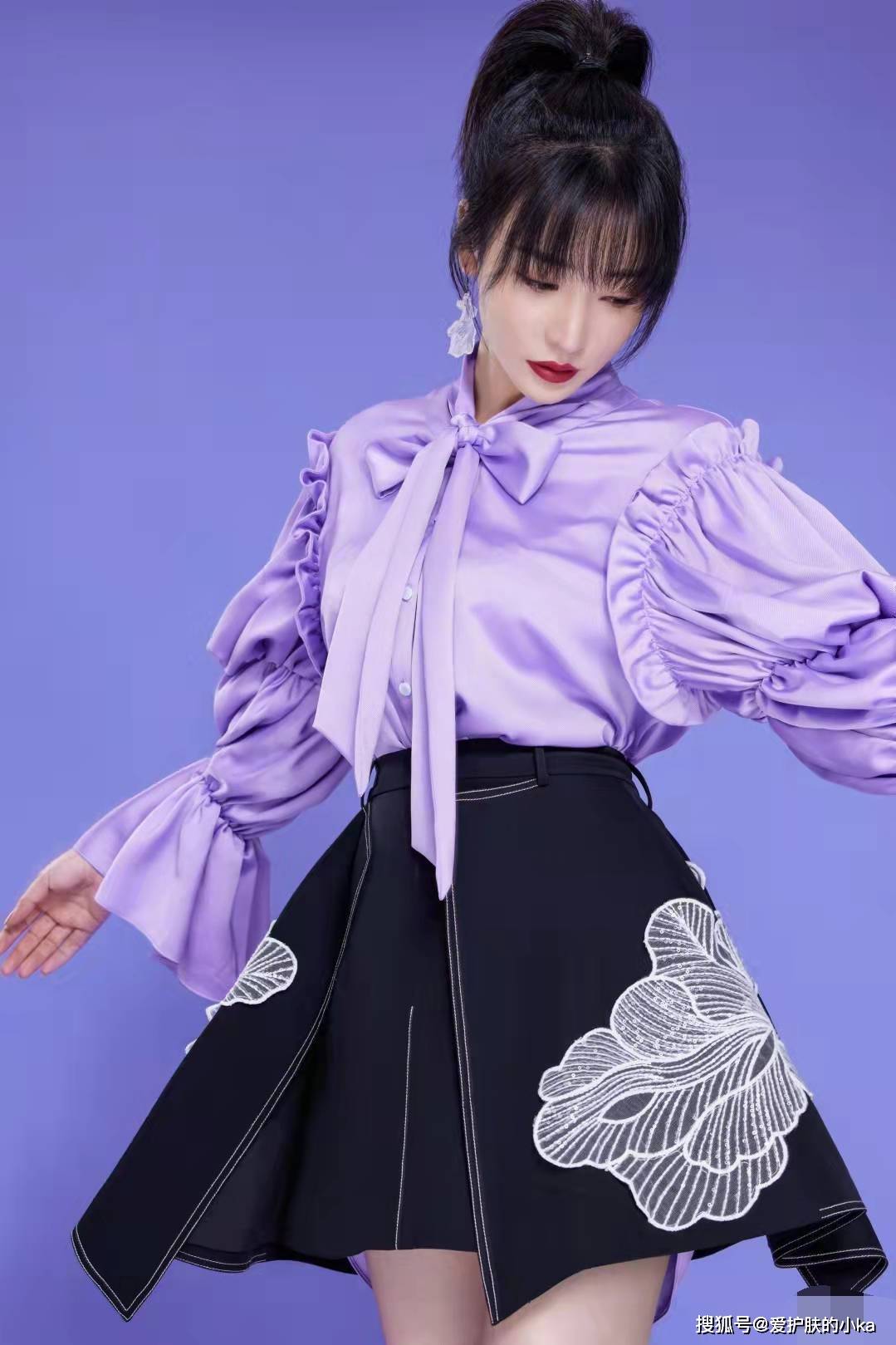 丝绸 柳岩好适合穿丝绸，一袭白色礼服高贵大气，40岁美出新高度