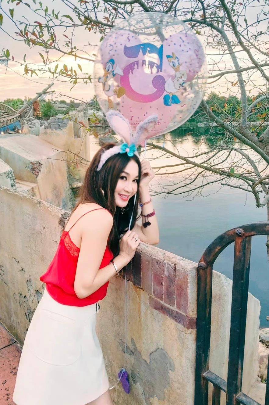 身材 55岁温碧霞仍没有“老去的意思”，穿红色吊带游环球影城，真减龄