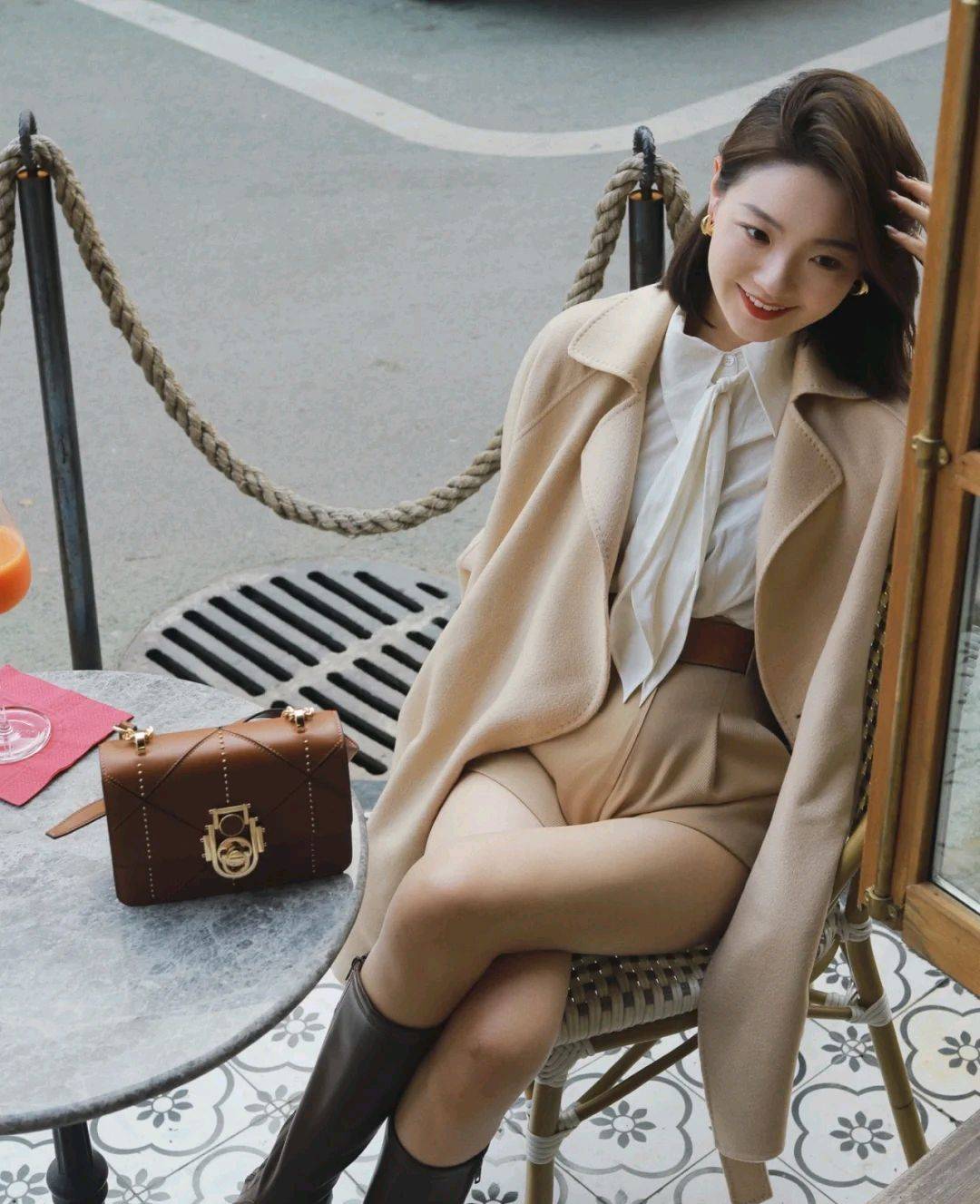 风景线 谁说穿基础款不好看的?只要会搭配,轻松成为街角的靓丽风景线