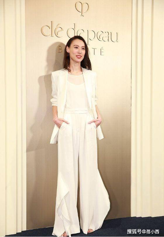 颜色 梁洛施终于换了风格！穿白色西装配绿色半身裙，比阔太还更优雅