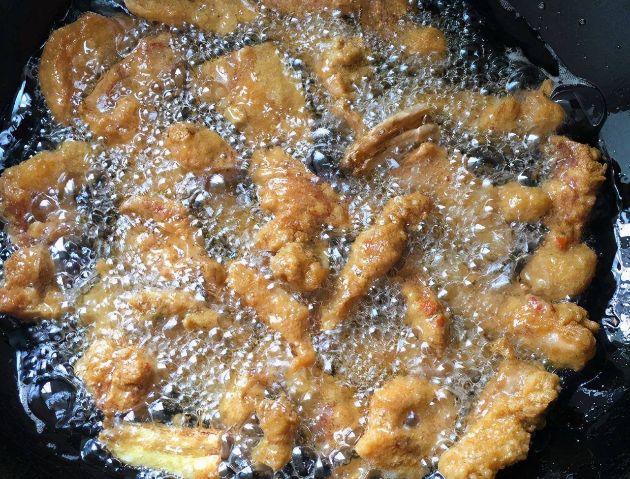 花椒粉可让酥肉变得更香浓,红薯淀粉质地硬实,低温油炸很适宜,啤酒有