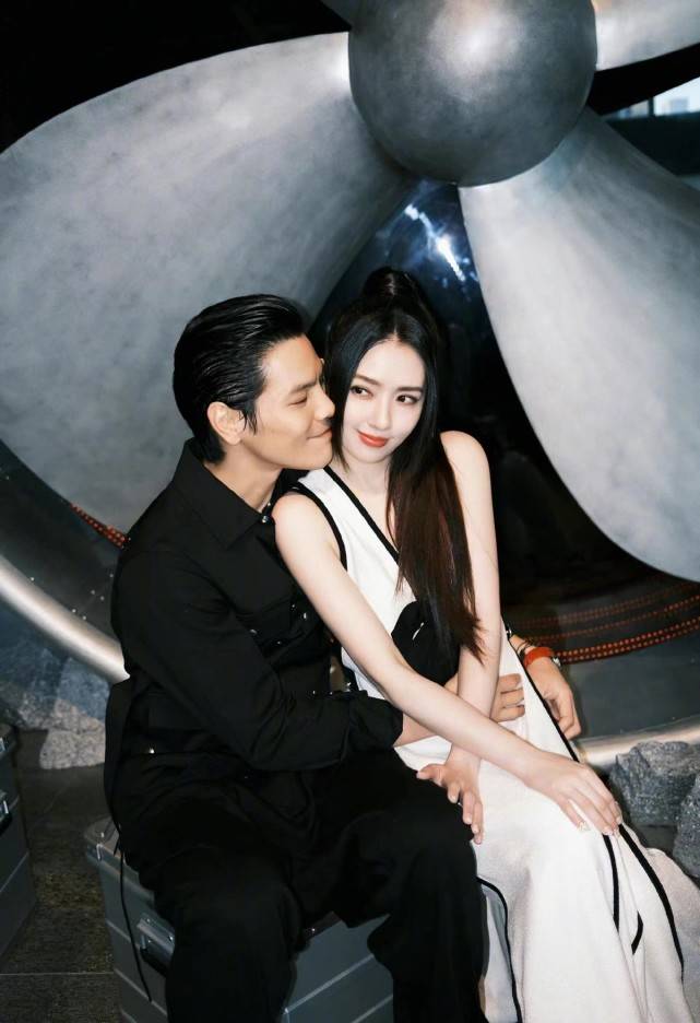 设计 郭碧婷终于美回巅峰！穿连体裤和向佐拍大片，高颜值连老公都夸