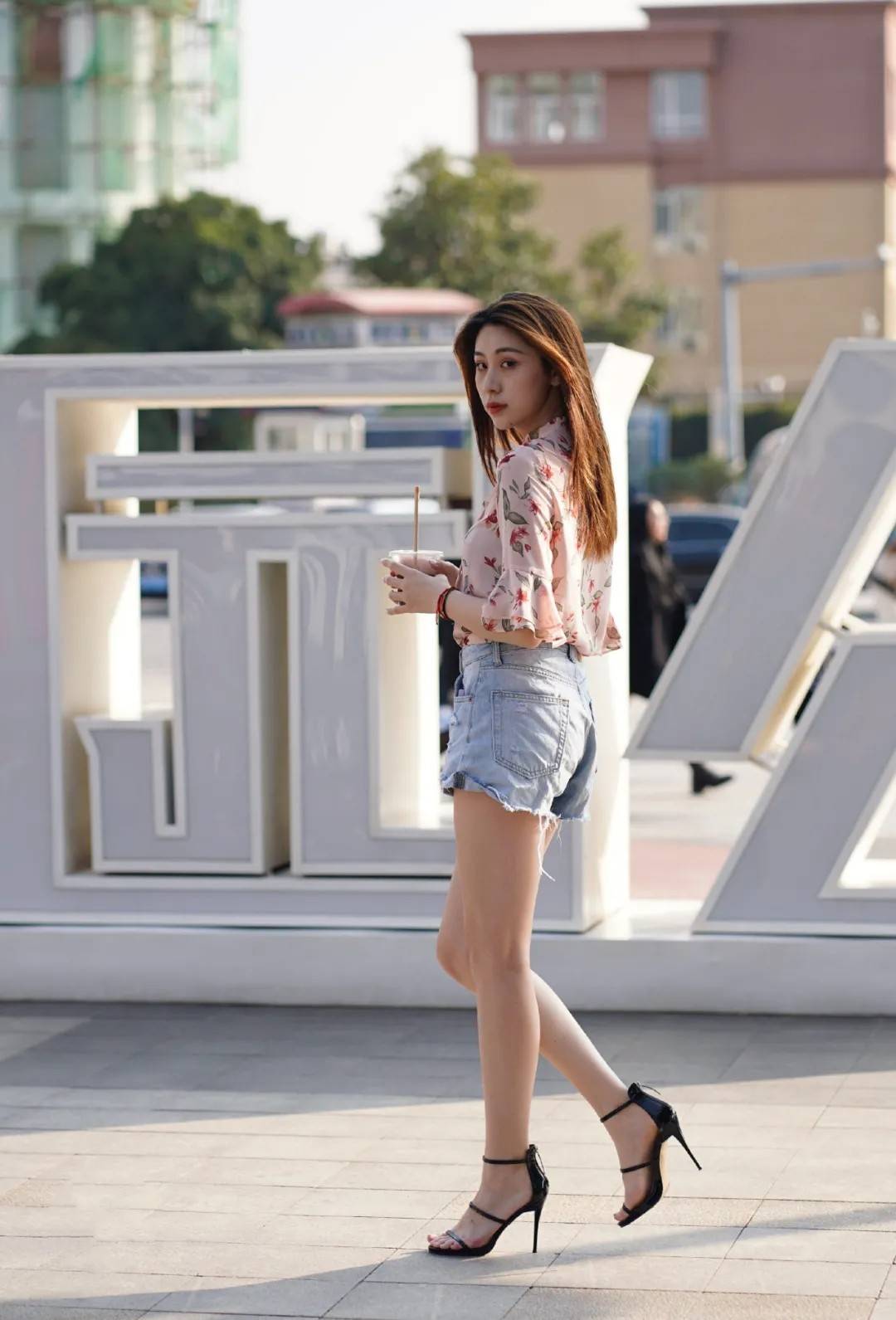 衬衣 动感又清新的抢眼穿搭,简约休闲气质迷人,时髦减龄两不误