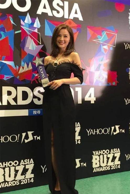 娃娃脸 阿Sa不愧是天生娃娃脸，穿白长裙尽显甜美风，比刚出道时还要美！