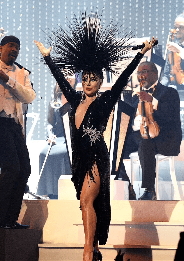 Lady Gaga 身着六套差此外舞台妆扮，展现出迷人的