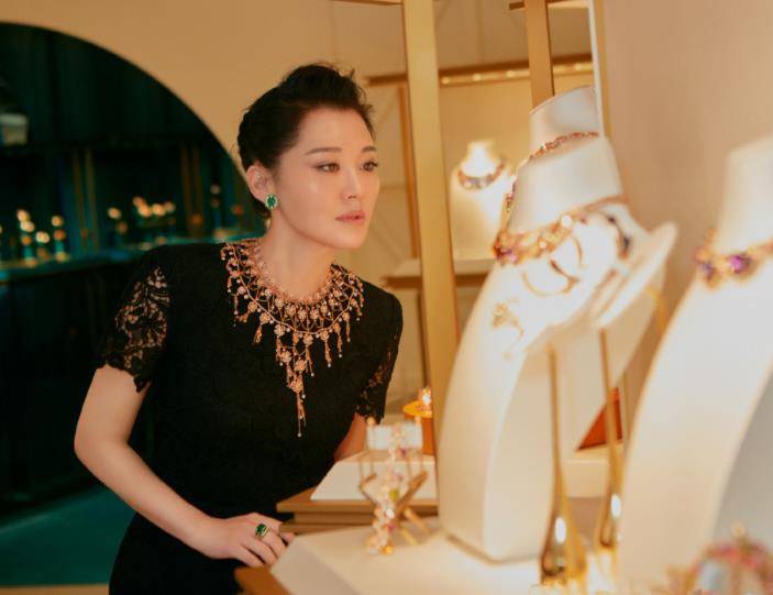 玲珑 52岁许晴现身上热搜，身材玲珑有致状态佳，前凸后翘超有魅力