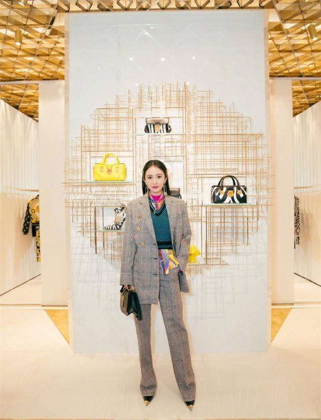 显得 杨幂又新凹造型,穿条纹西装气场超强,却被里面的“爷爷衫”抢镜