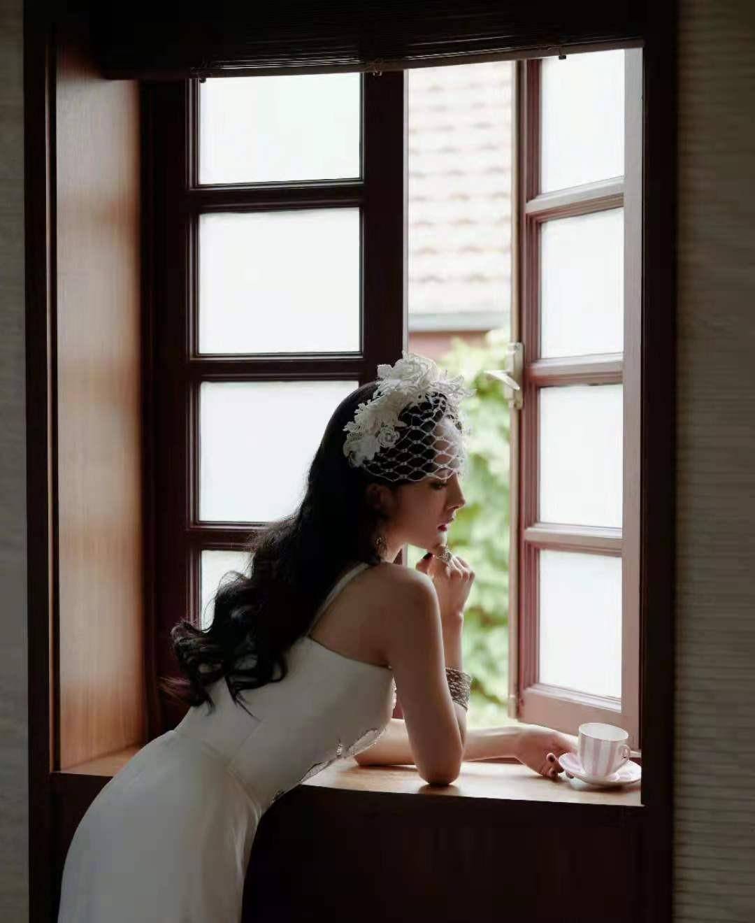 设计 汤唯不愧是大花！穿深v秀事业线赢过杨幂，压轴出场成红毯大赢家