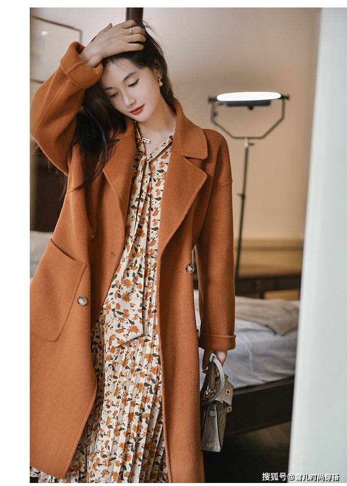 美得 早秋外套里搭配印花裙瞬间就很出彩，美得轻轻松松，赢得毫不在意