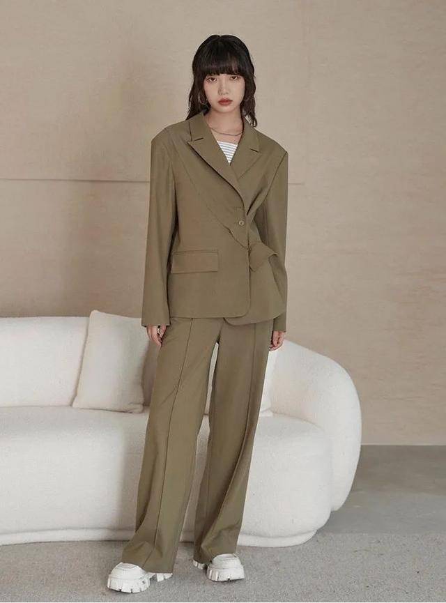 设计 秋冬出镜率超高的西装款，时髦又气质，出街必备裤装短裙连衣裙_网易订阅