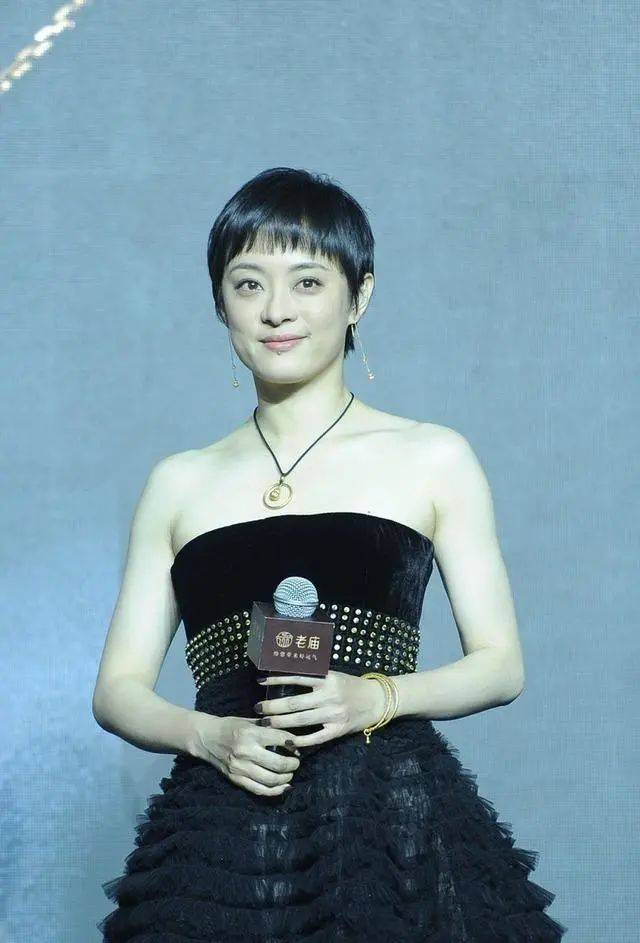 一身 孙俪又剪耳上短发,配一身黑西装出席活动,男相十足脸好长