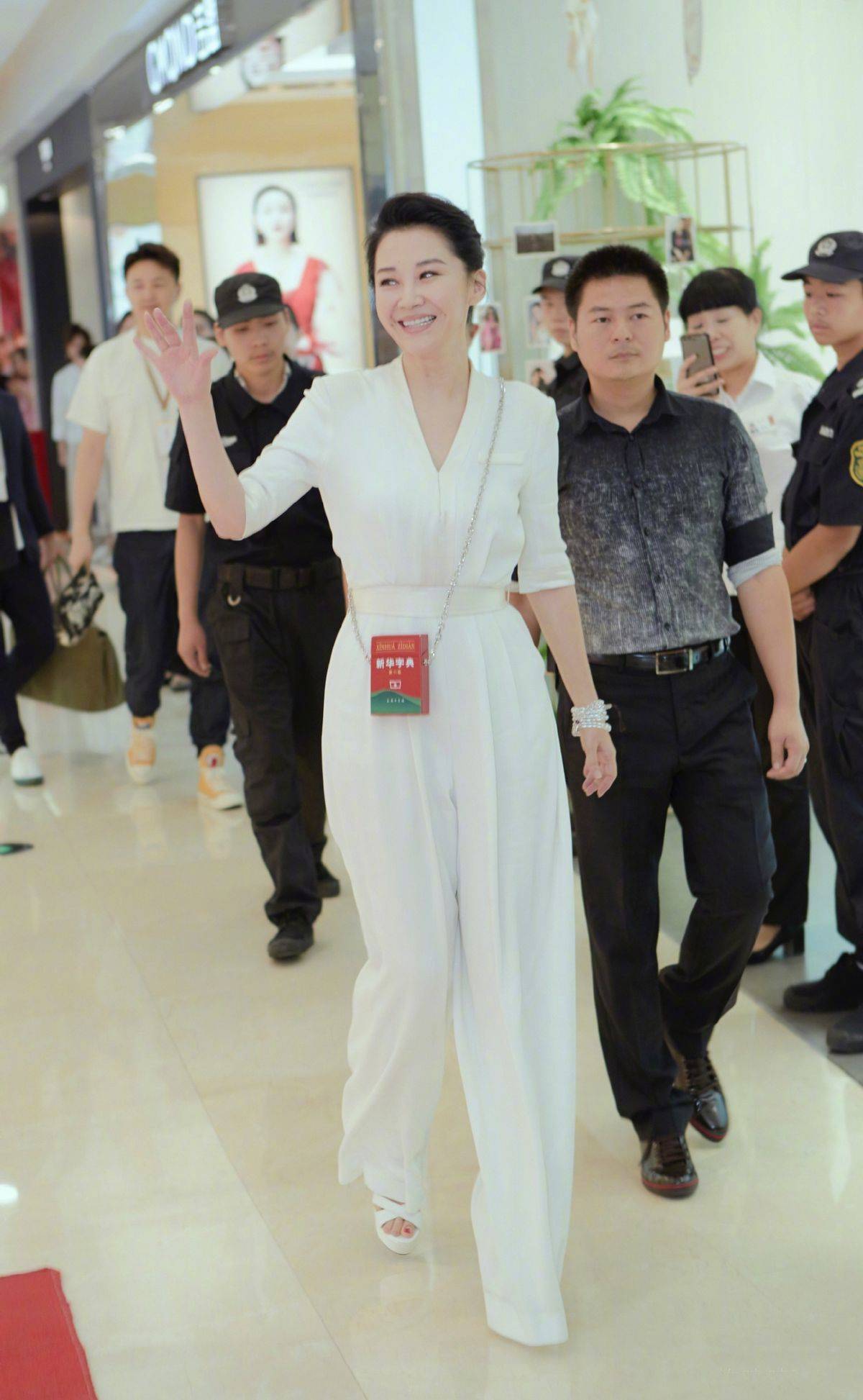 整体 52岁许晴活动生图曝光，颜值和身材真没得说，身穿礼服裙尽显高级