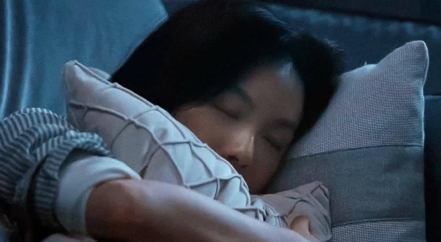 因为|倪妮新片首发预告，搭档邓伦上演“跨时空”爱恋，大街上深情拥吻