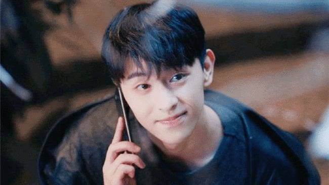 因为|倪妮新片首发预告，搭档邓伦上演“跨时空”爱恋，大街上深情拥吻