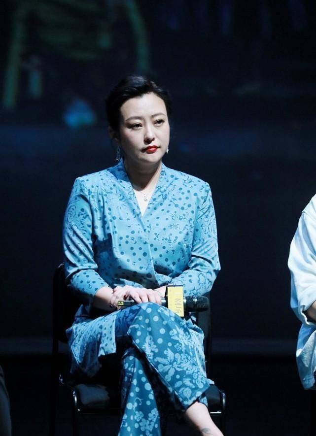 郝蕾 郝蕾也开始走商务风了，穿西装还挺干练的，生图感觉有点老气