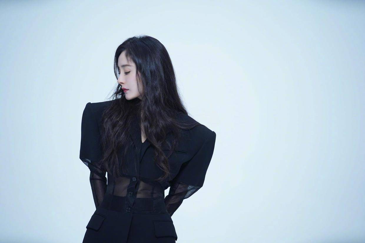 廓形 杨幂这身材也太美了,穿白色高开叉长裙秀美腿,P图都不敢这么P