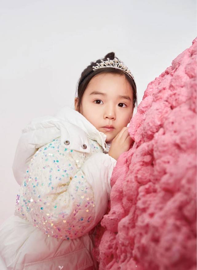 董璇女儿冬装美照曝光,5岁小酒窝戴皇冠笑容甜美,越来越有范儿