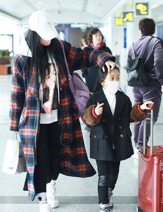 家长 李小璐携女儿现身机场,甜馨穿风衣像小大人,打扮得比妈妈还抢镜