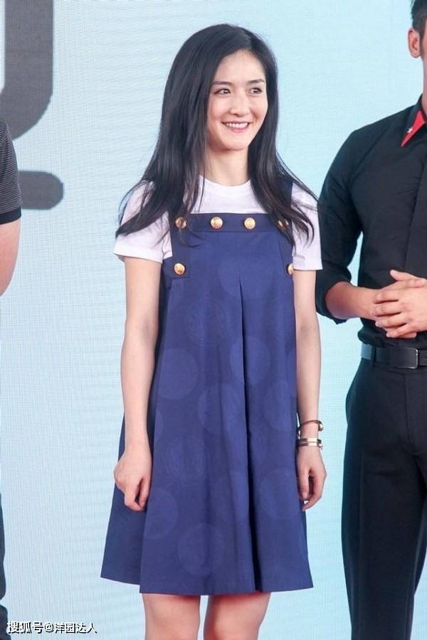 元素 谢娜生娃后更少女了，衬衫搭配背带裙，轻松回到学生时代上热搜