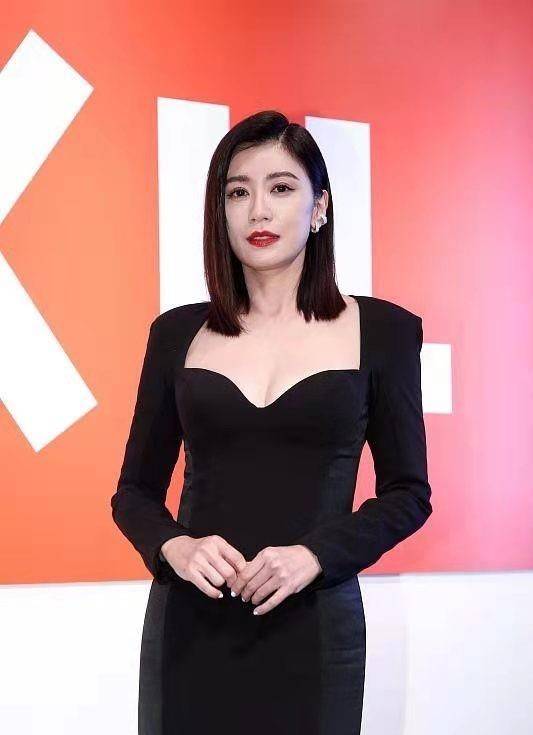 设计 贾静雯难逃发福，穿蓝色抹胸裙秀身材，转身瞬间却暴露“妈妈肚”