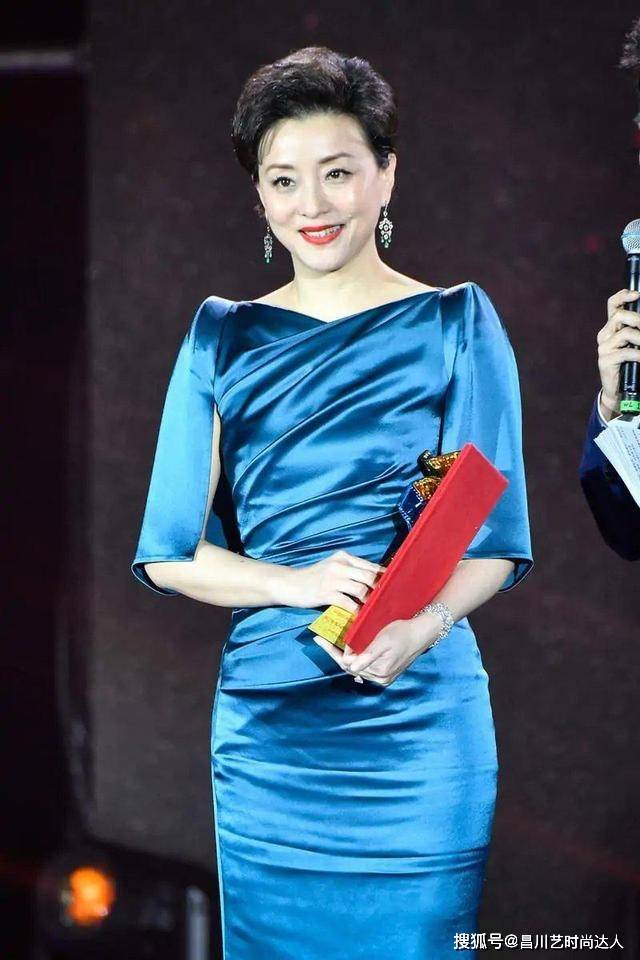 蓝色 杨澜气质真如兰,一袭蓝色连衣裙温婉大气,时尚精致难掩端庄气质