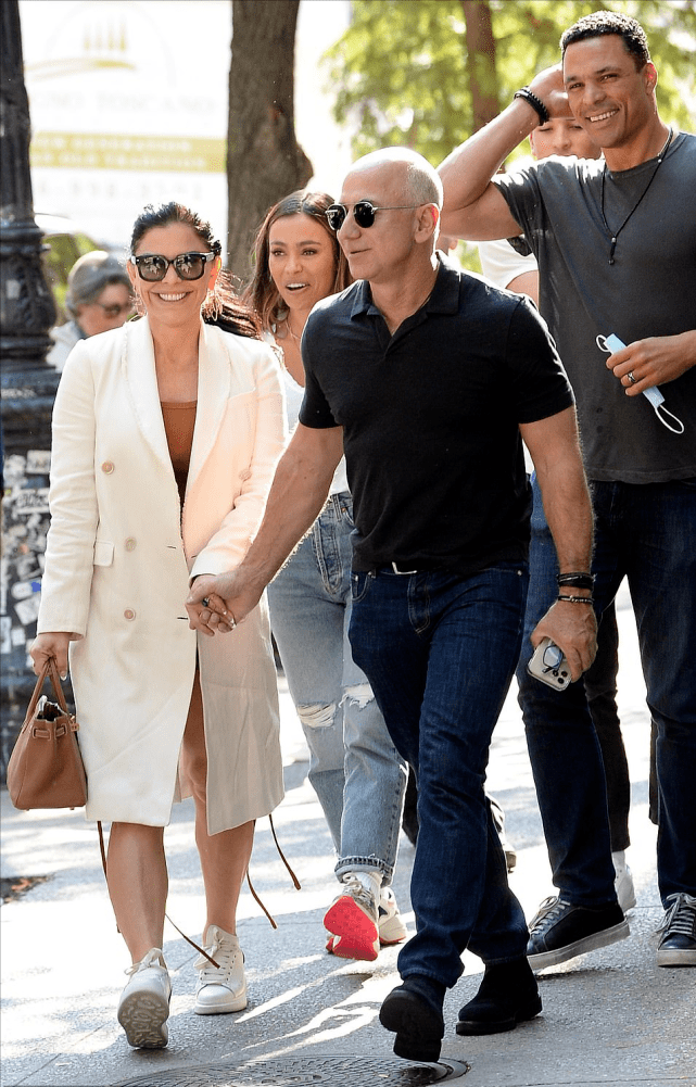 未婚妻 世界首富和未婚妻街头热吻好浪漫！51岁女友穿迷你裙显嫩，太甜啦