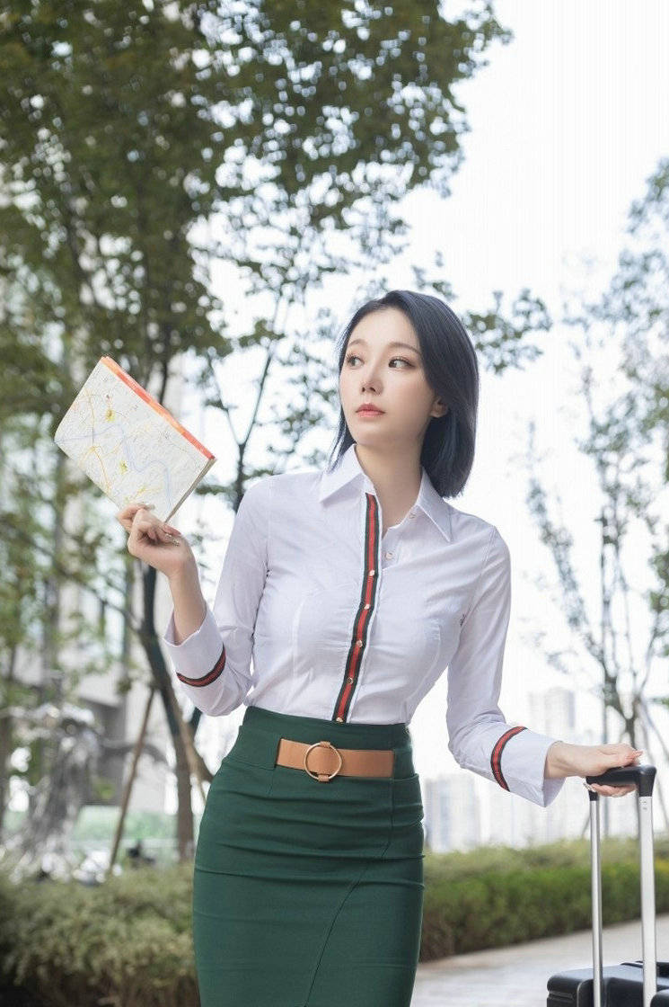 牛仔 白色的衬衫增添了几分俏皮感,修身的版型很是干练时尚